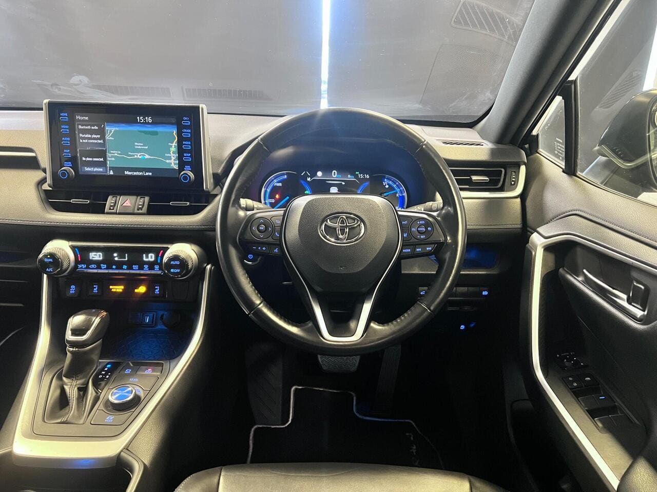 2020 Toyota RAV4, steering wheel (photo 37 of 49)