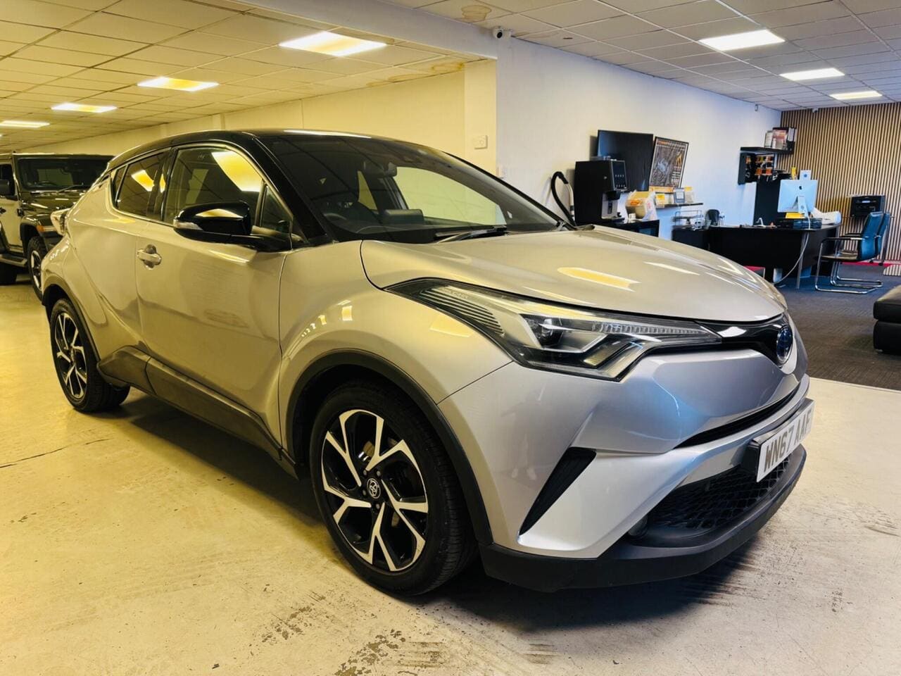 2017 Toyota C-HR, front right (photo 3 of 31)