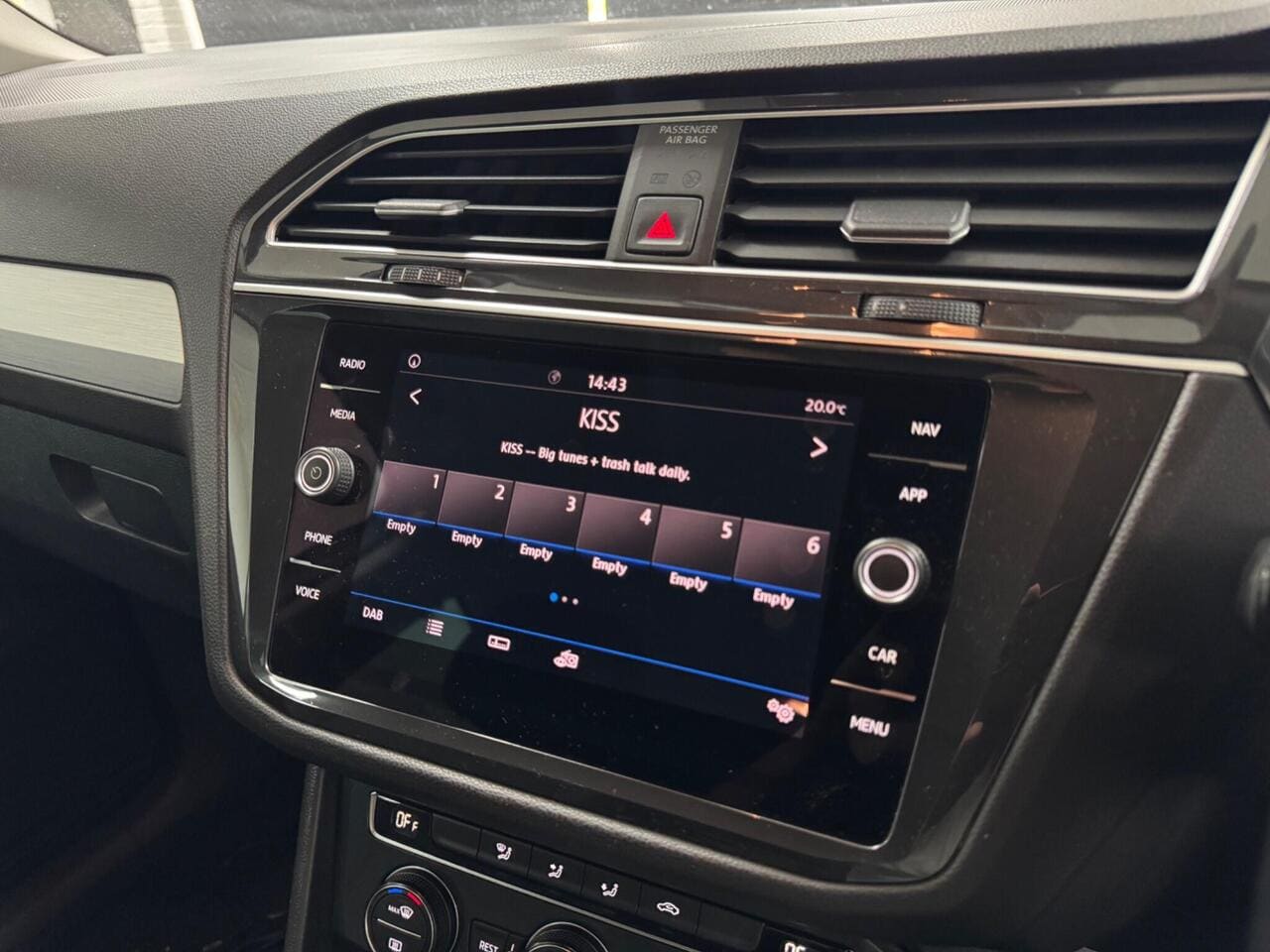 2019 Volkswagen Tiguan, infotainment system (photo 14 of 28)