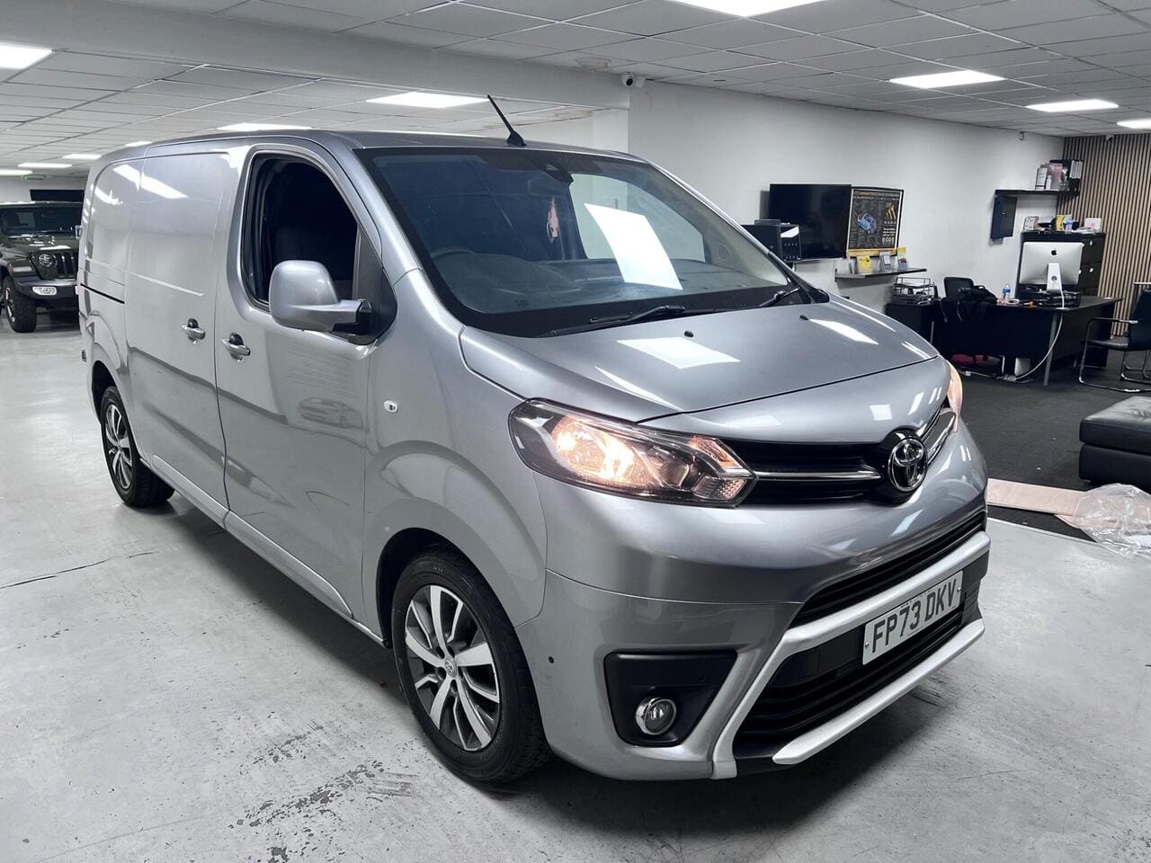 2023 Toyota ProAce, front right (photo 6 of 36)