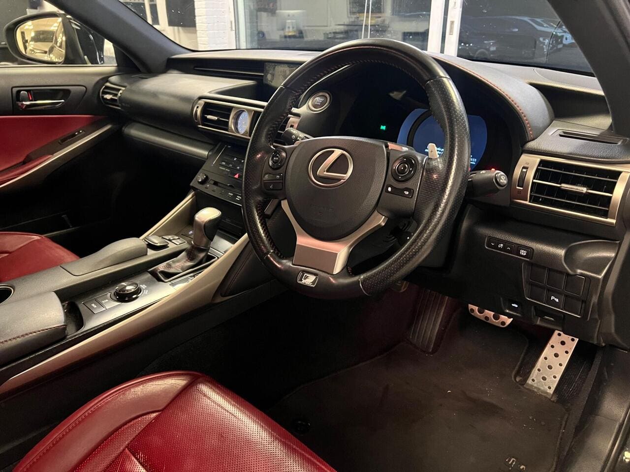 2013 Lexus IS, interior front (photo 12 of 34)