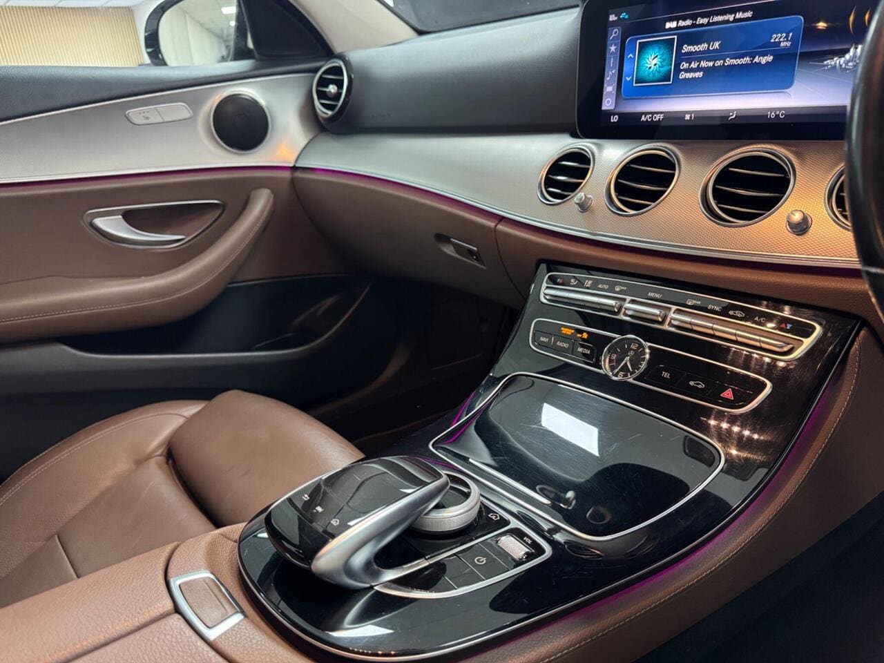 2018 Mercedes-Benz E Class, interior front (photo 15 of 36)