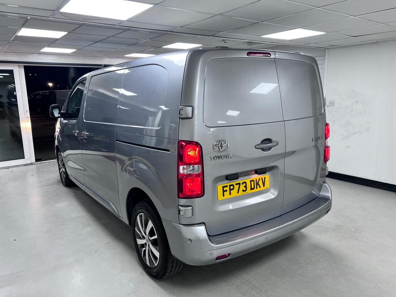 2023 Toyota ProAce, rear left (photo 5 of 36)