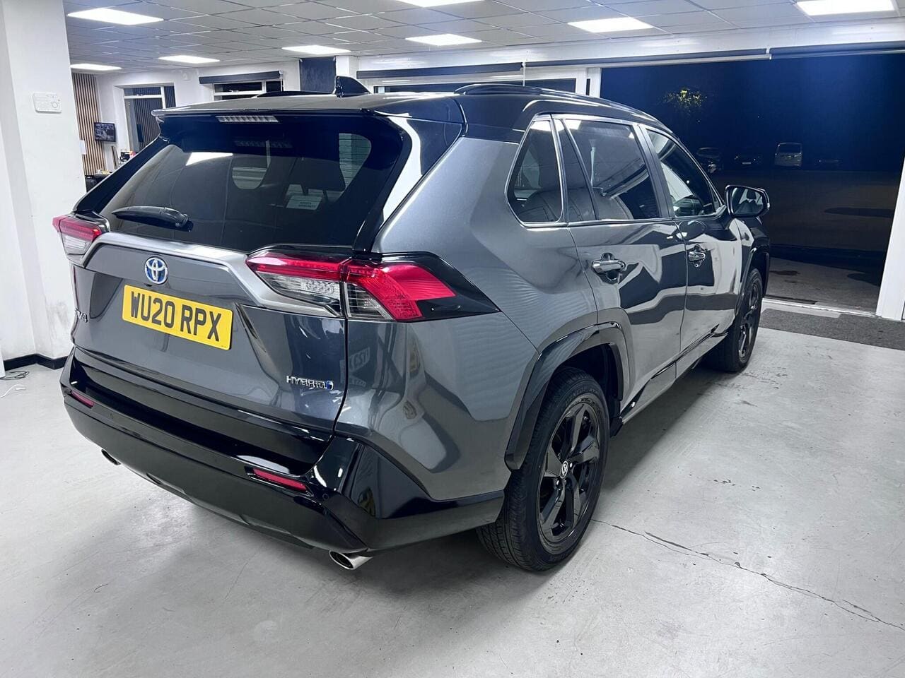 2020 Toyota RAV4, rear right (photo 5 of 43)