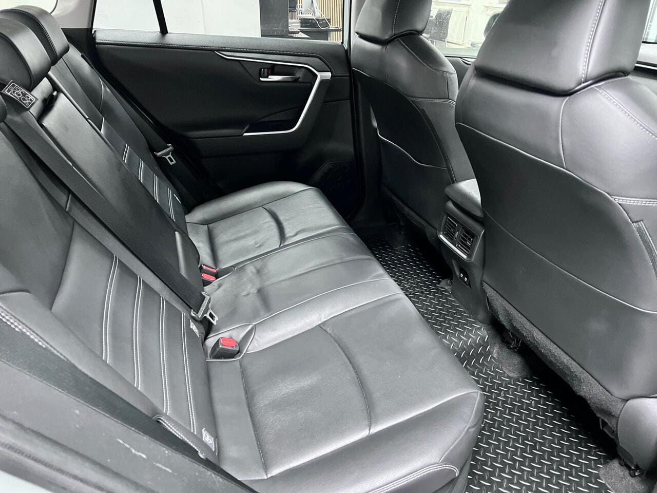 2020 Toyota RAV4, seats rear (photo 26 of 36)