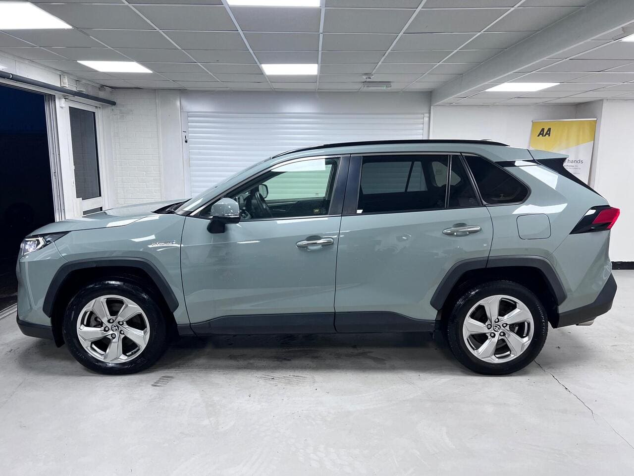2020 Toyota RAV4, side left (photo 7 of 36)