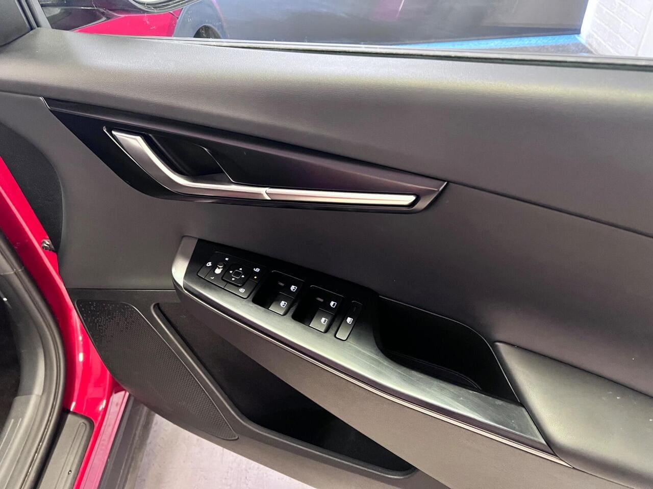 2025 Kia EV6 (photo 19 of 37)
