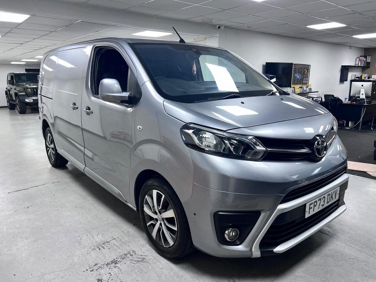 2023 Toyota ProAce, front right (photo 3 of 36)