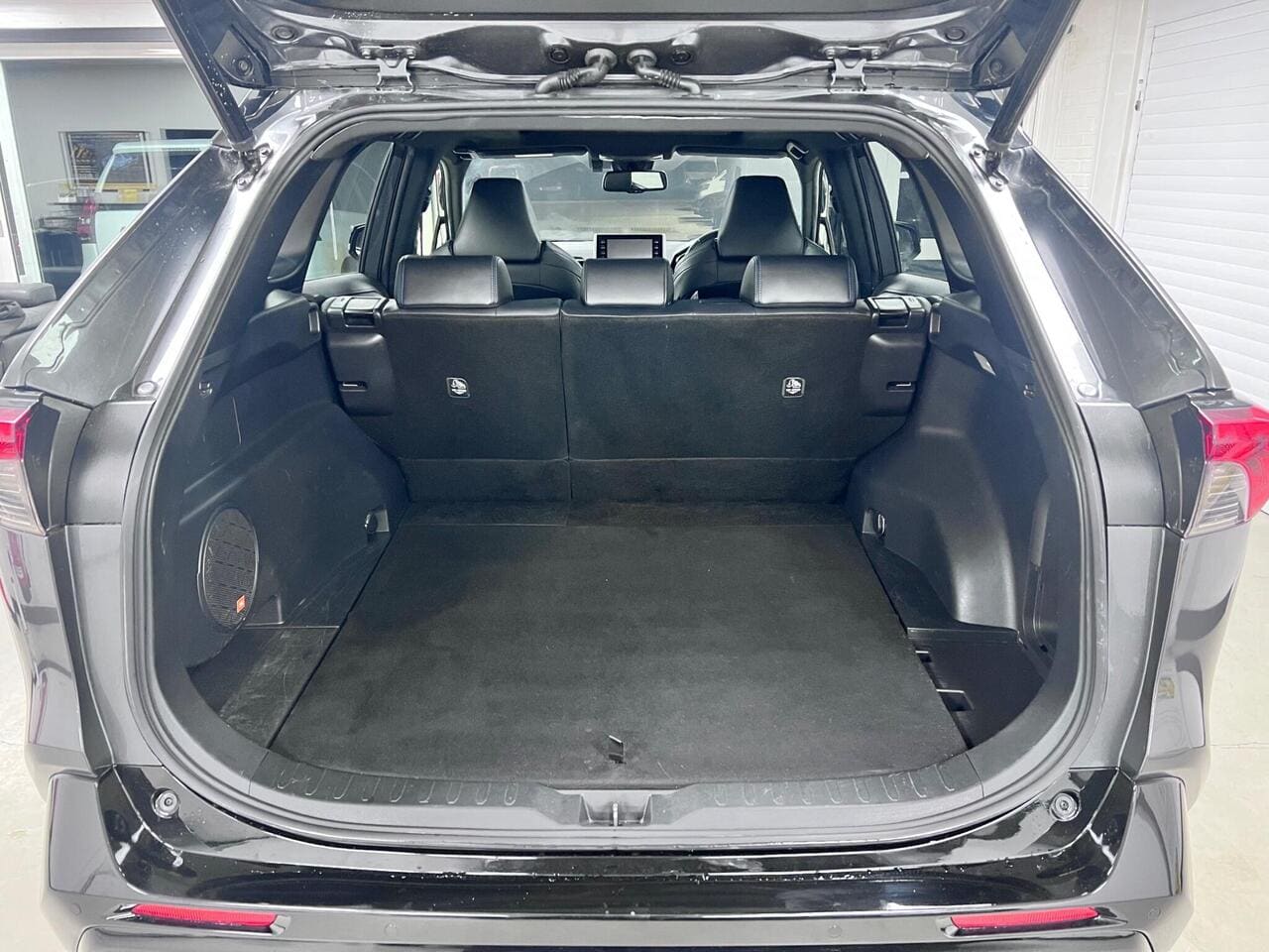 2020 Toyota RAV4, boot (photo 37 of 43)