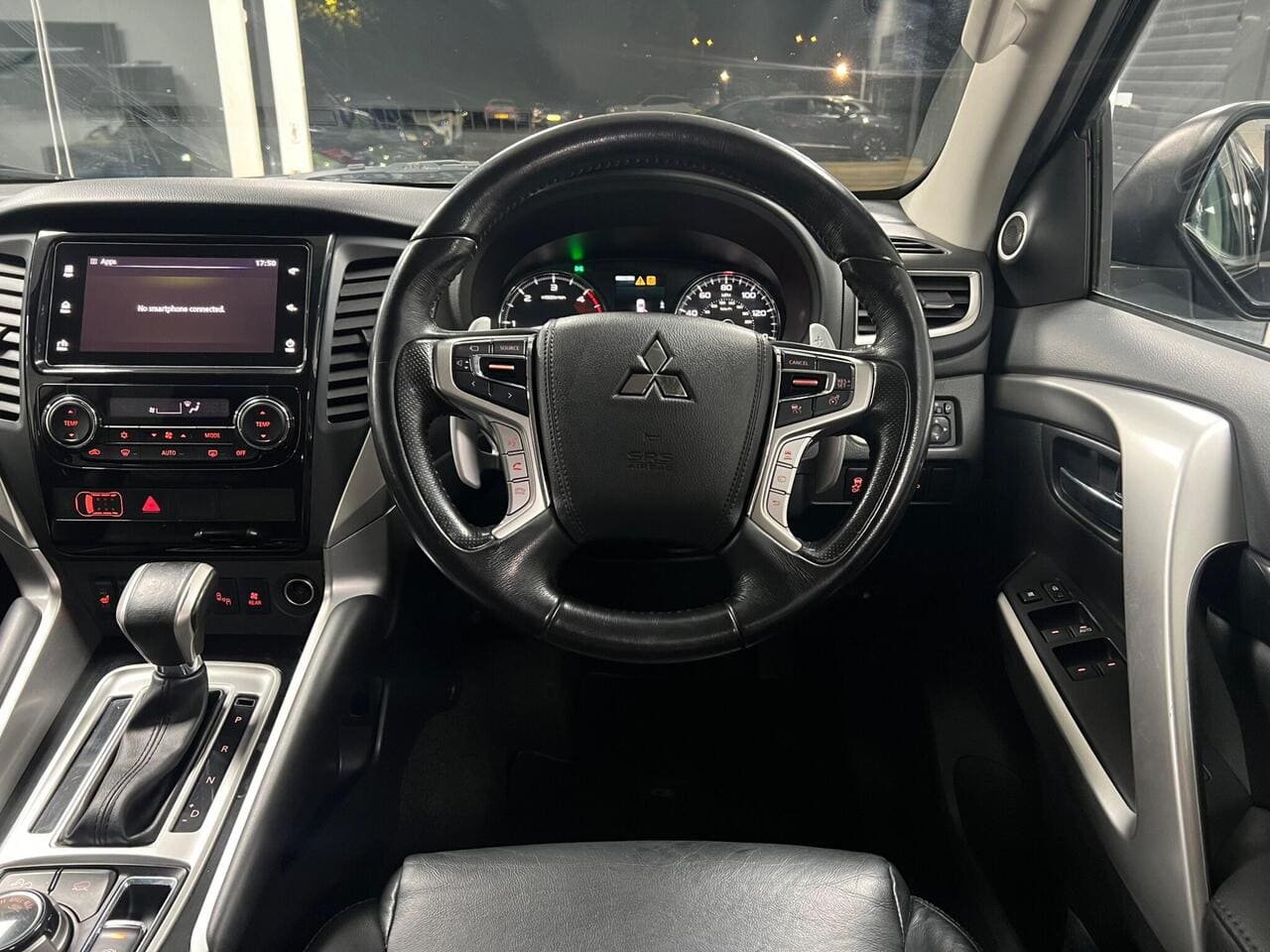 2020 Mitsubishi Shogun Sport, steering wheel (photo 35 of 44)
