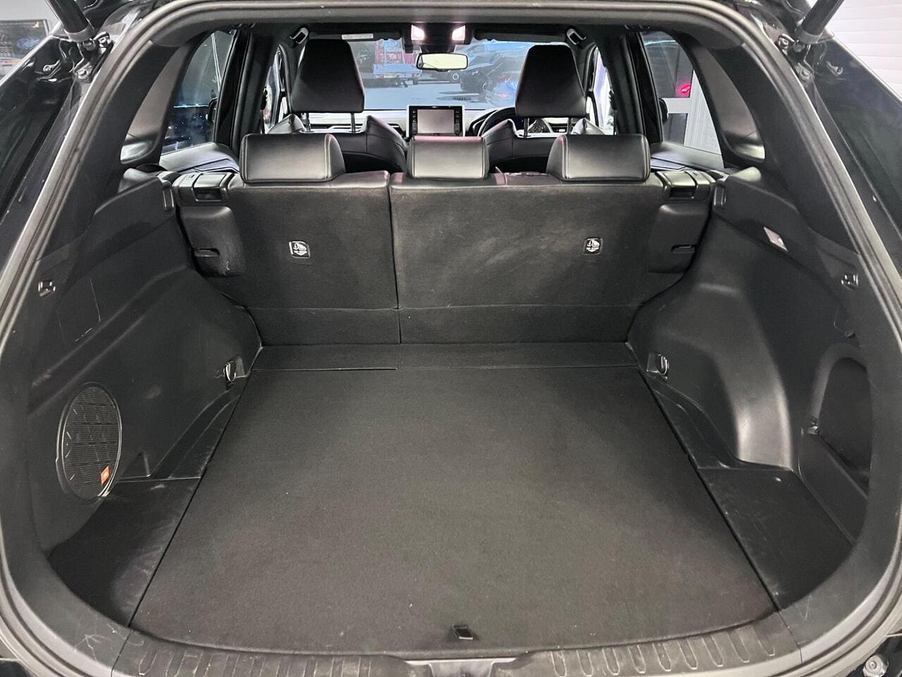 2021 Toyota RAV4, boot (photo 11 of 38)