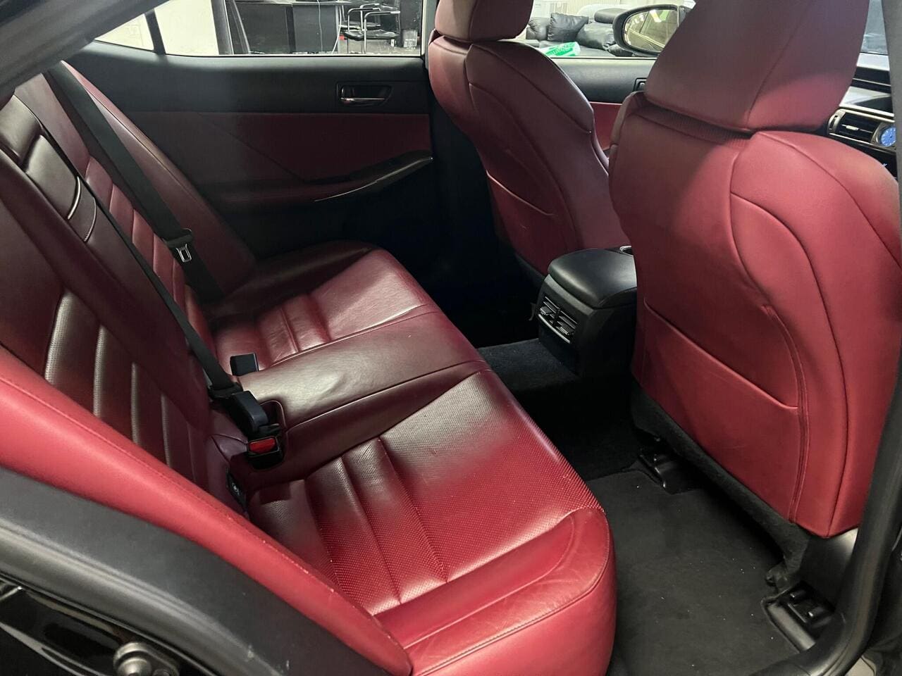 2013 Lexus IS, seats rear (photo 32 of 34)