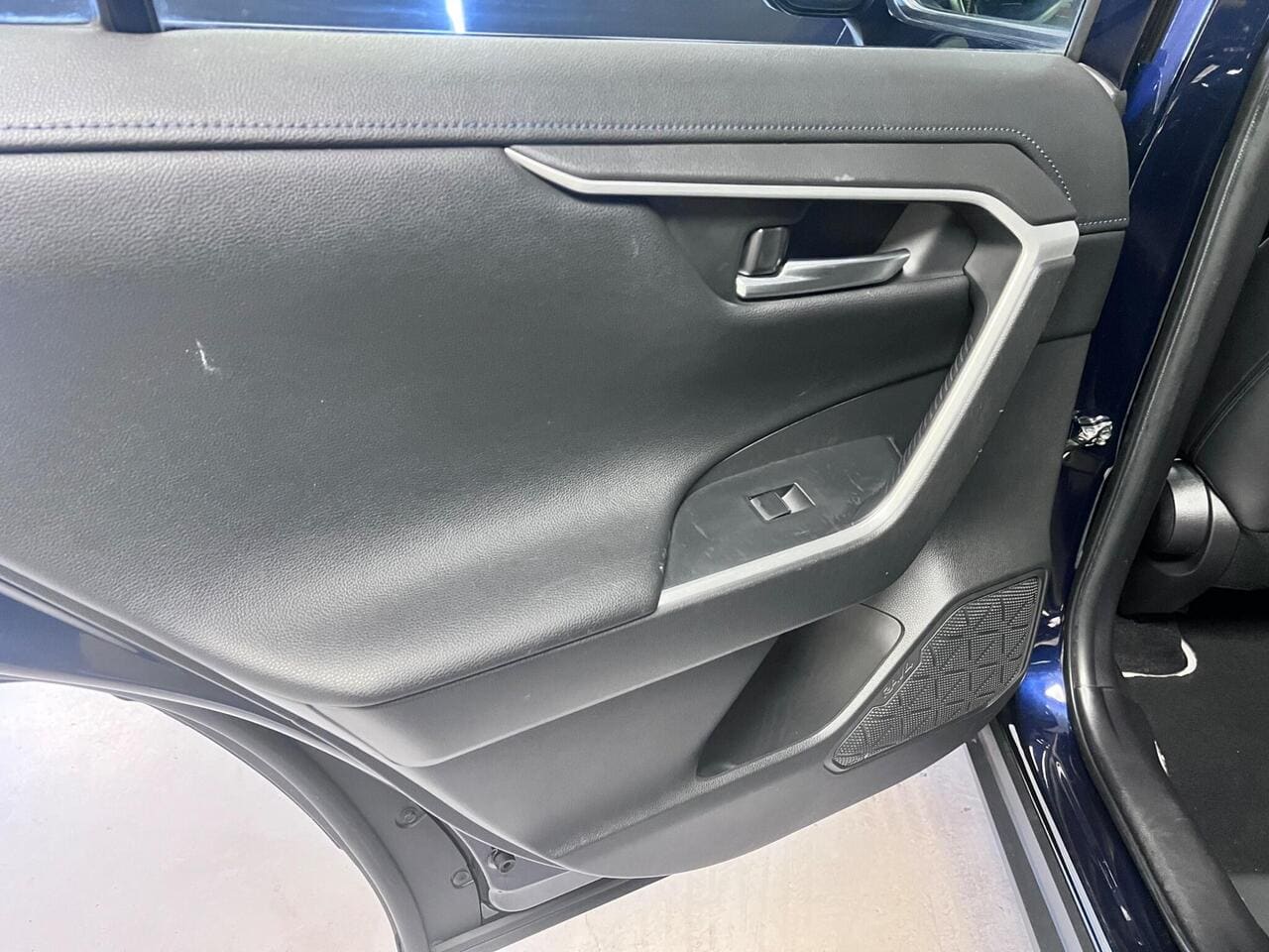 2020 Toyota RAV4, door interior (photo 23 of 49)