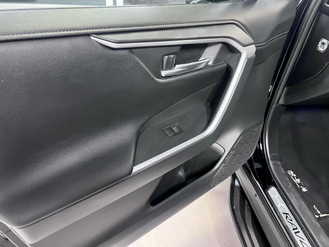2021 Toyota RAV4, door interior (photo 22 of 38)
