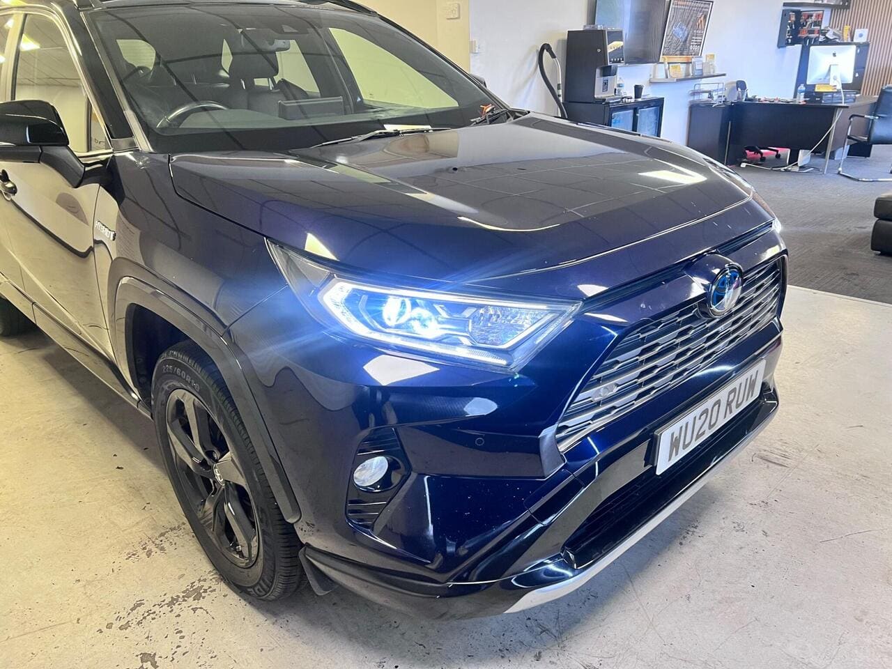 2020 Toyota RAV4, front right (photo 11 of 49)