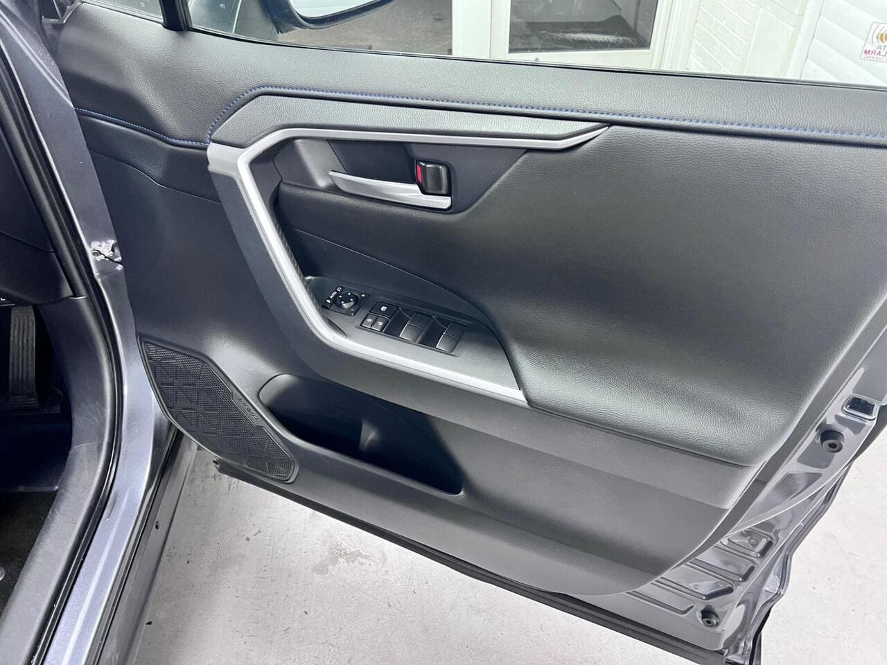 2020 Toyota RAV4, door interior (photo 35 of 43)