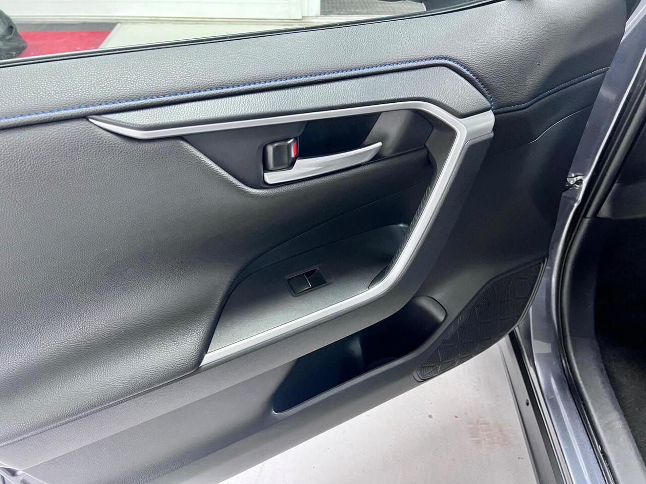 2020 Toyota RAV4, door interior (photo 22 of 43)