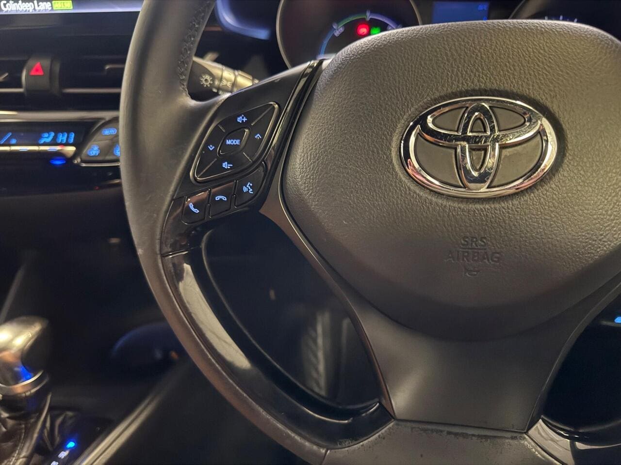 2017 Toyota C-HR, steering wheel (photo 19 of 31)