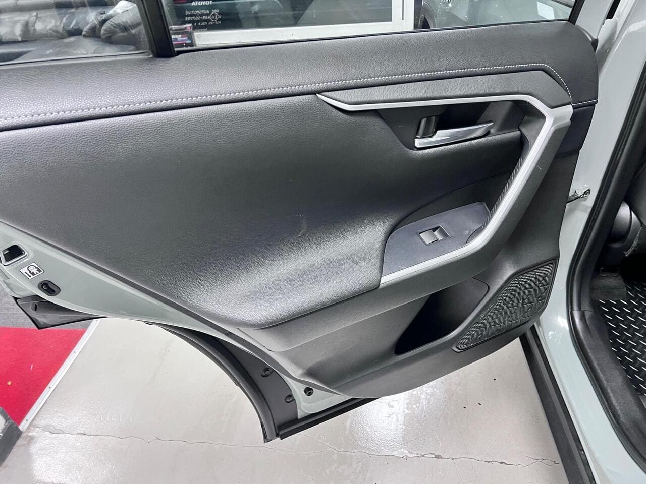 2020 Toyota RAV4, door interior (photo 24 of 36)