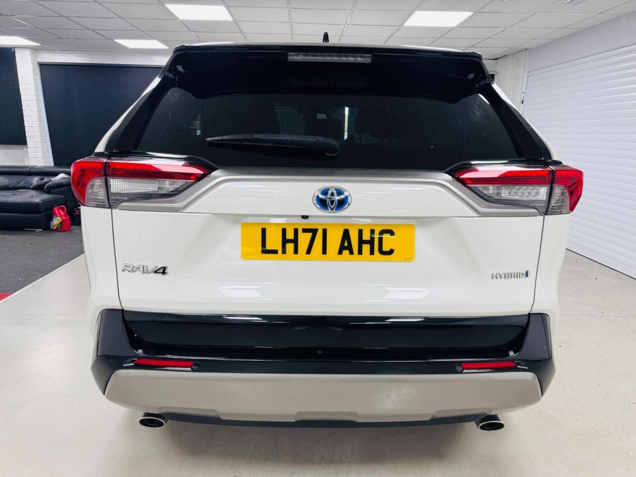 2022 Toyota RAV4, rear (photo 5 of 36)