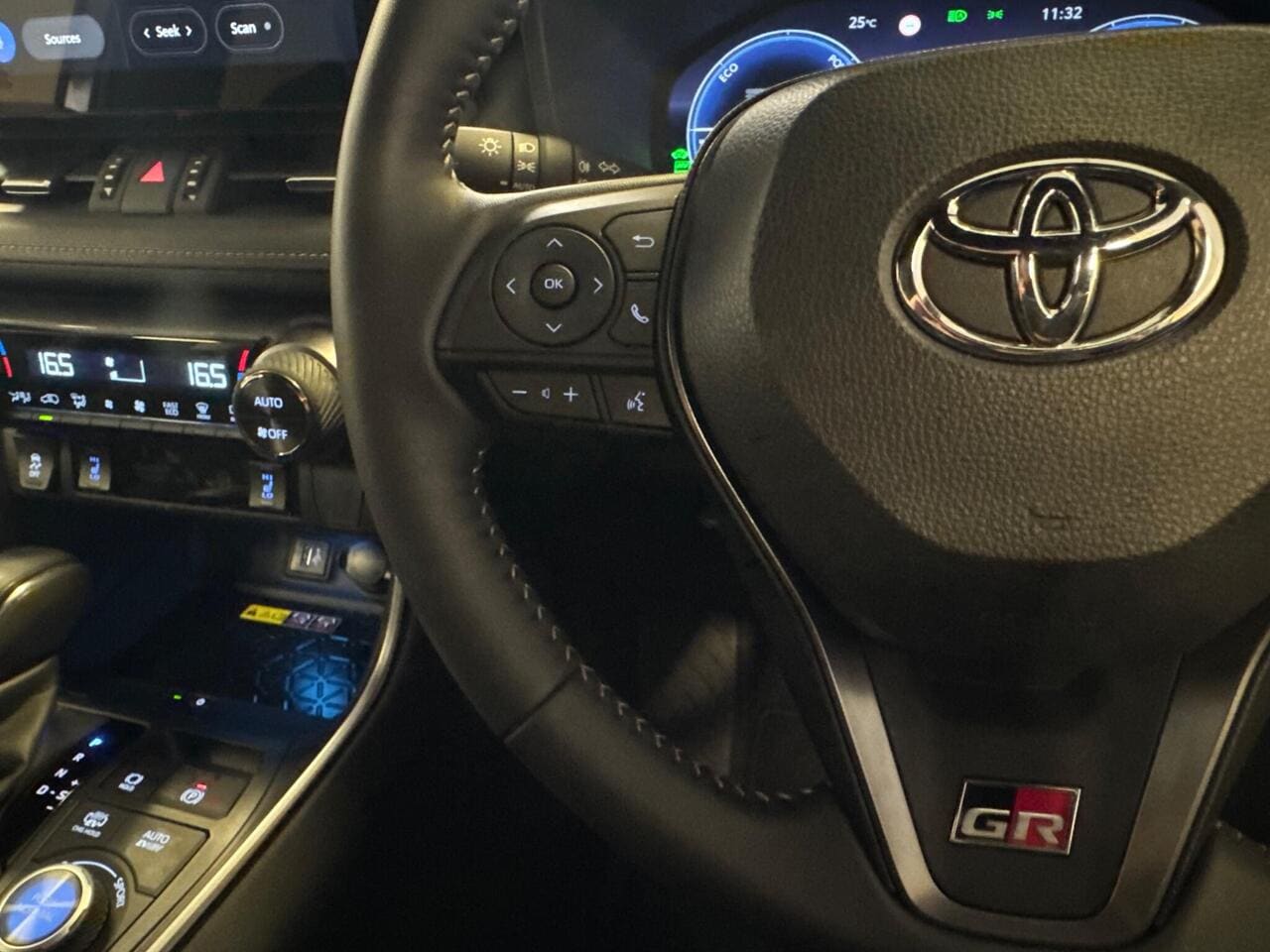 2025 Toyota RAV4, steering wheel (photo 29 of 41)