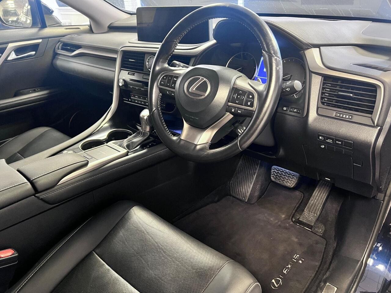 2020 Lexus RX, interior front (photo 30 of 45)