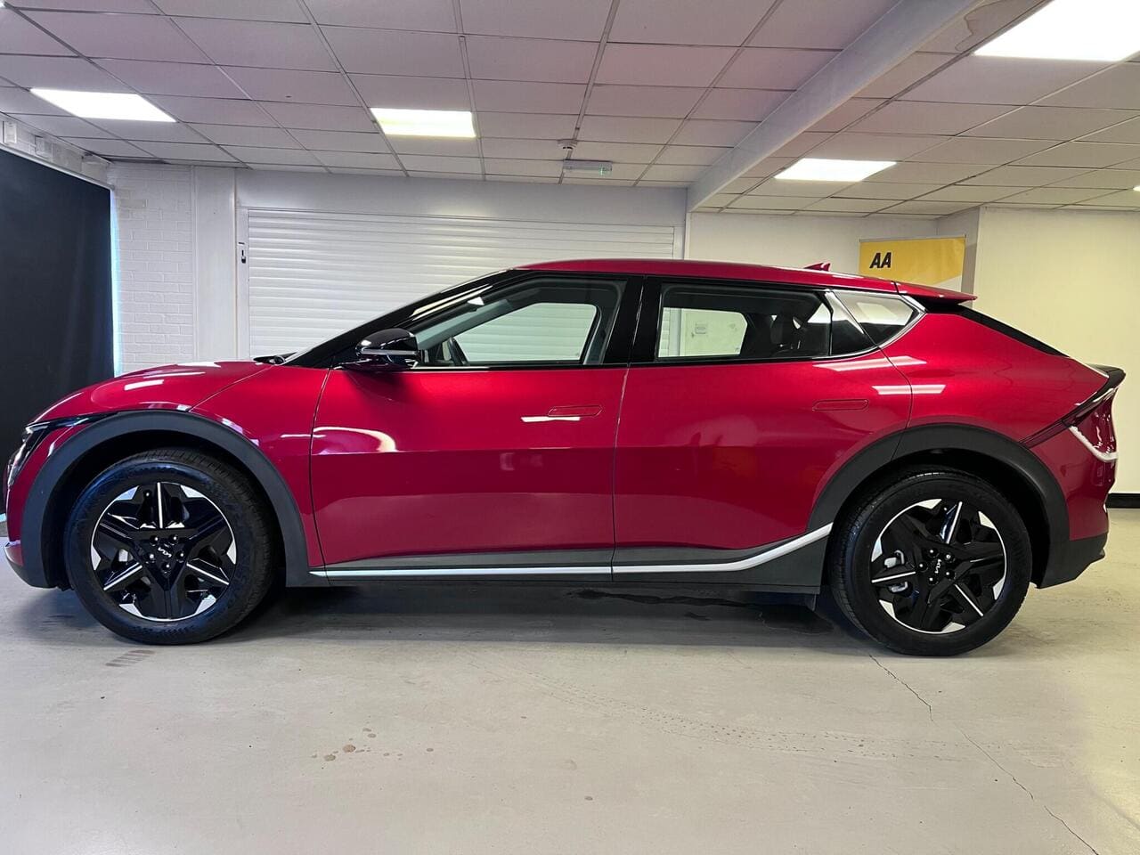 2025 Kia EV6, side left (photo 5 of 37)