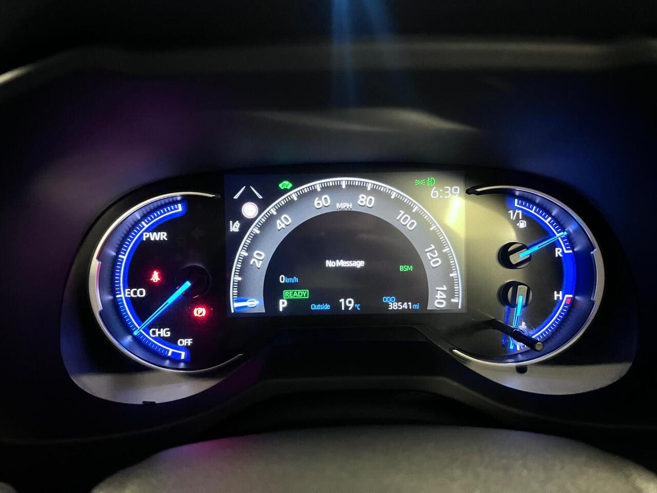 2019 Toyota RAV4, driver instruments (photo 36 of 37)