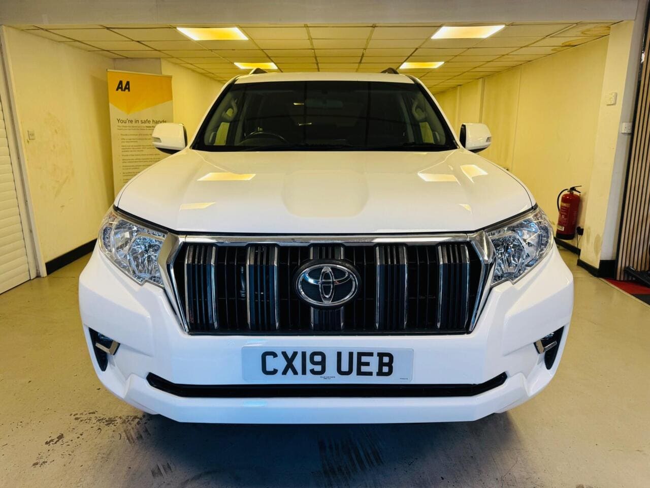 2019 Toyota Land Cruiser, front (photo 2 of 39)