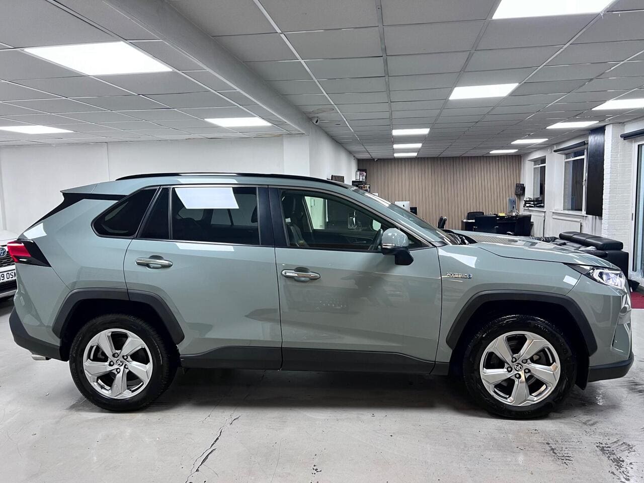 2020 Toyota RAV4, side right (photo 3 of 36)