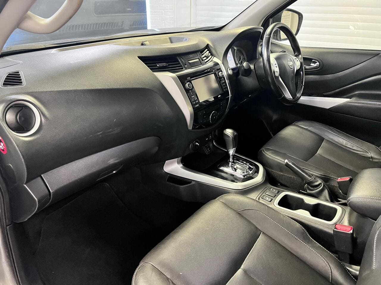 2019 Nissan Navara, interior front (photo 23 of 33)