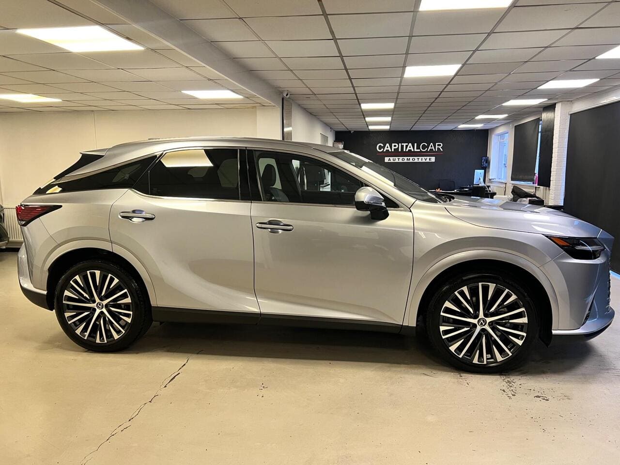 2024 Lexus RX, side right (photo 4 of 57)
