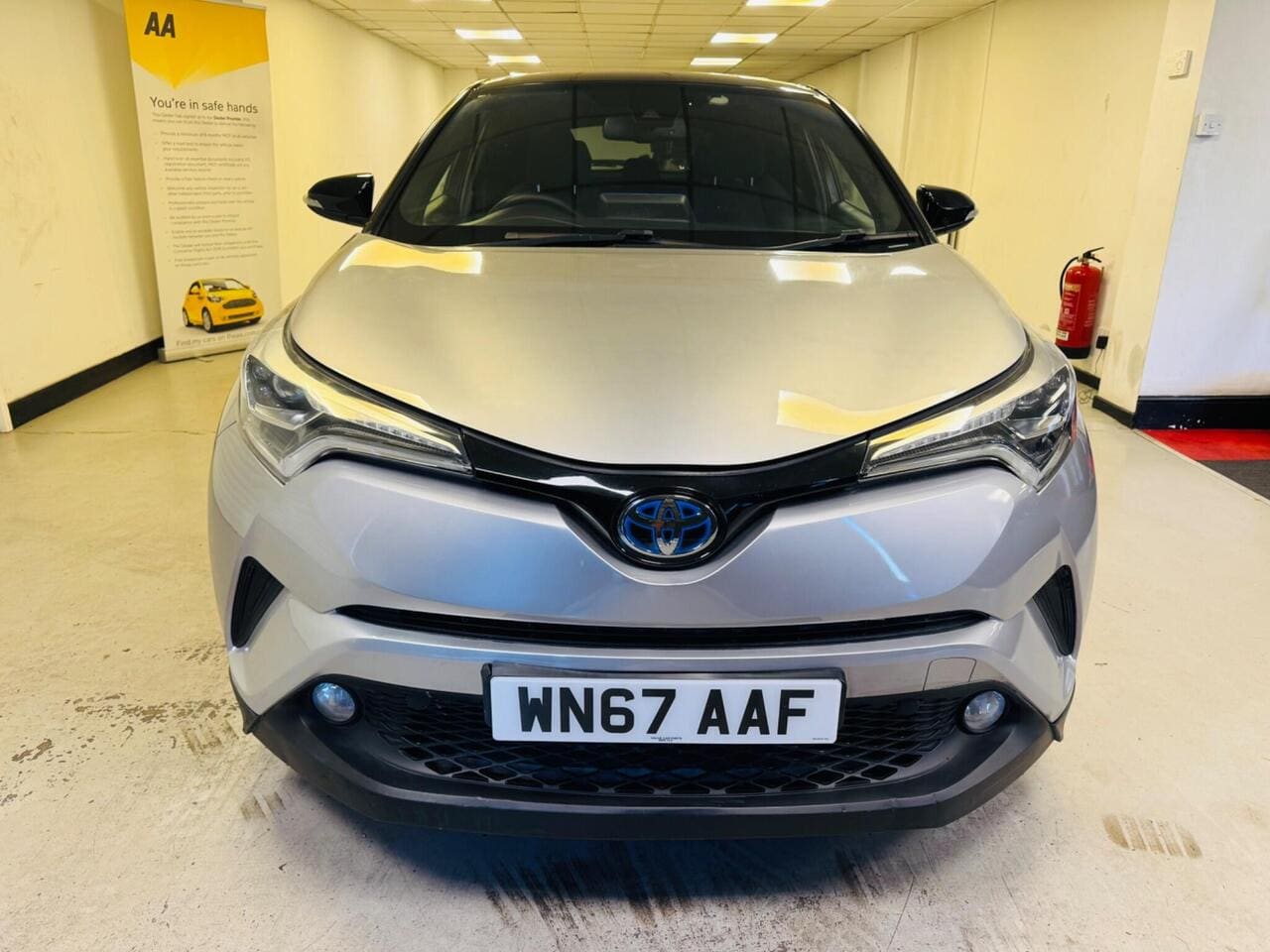 2017 Toyota C-HR, front (photo 2 of 31)