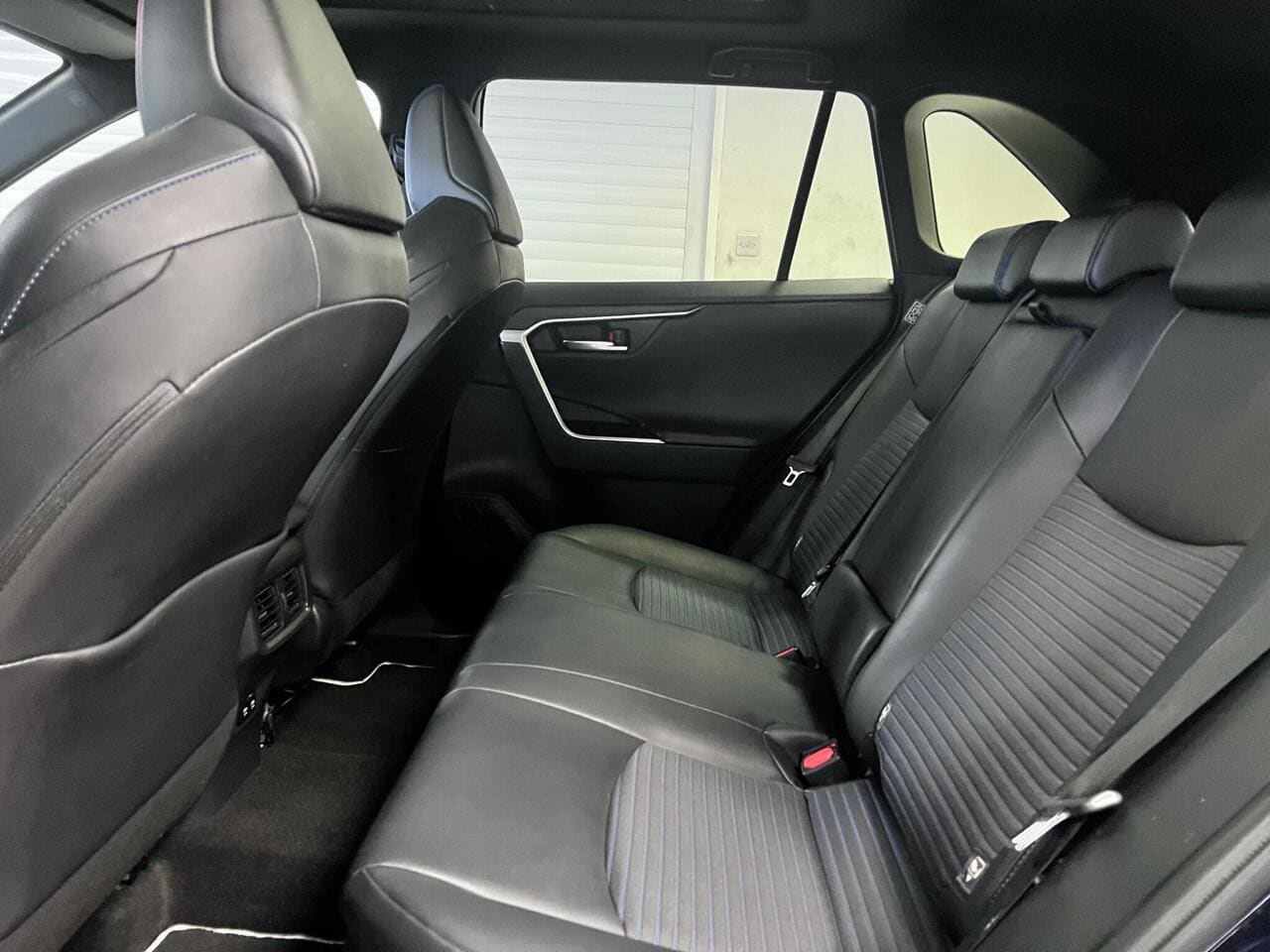 2020 Toyota RAV4, seats rear (photo 26 of 49)