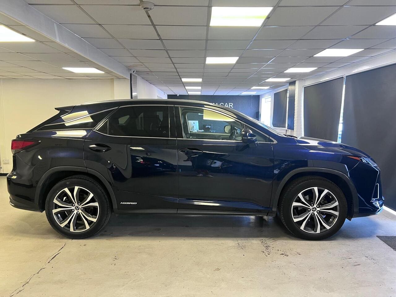2020 Lexus RX, side right (photo 4 of 45)