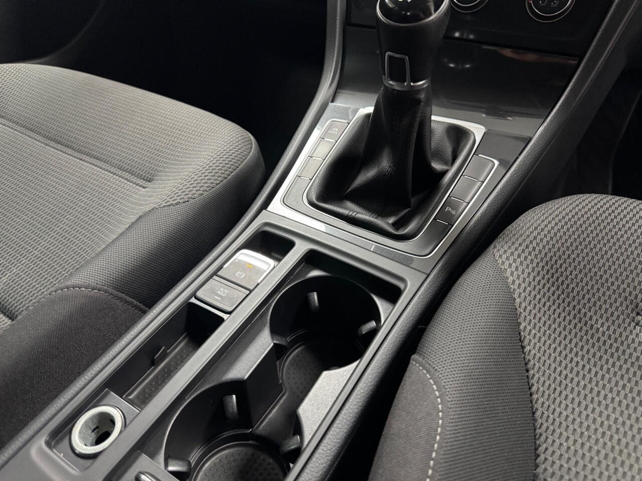 2019 Volkswagen Golf, interior front (photo 29 of 30)