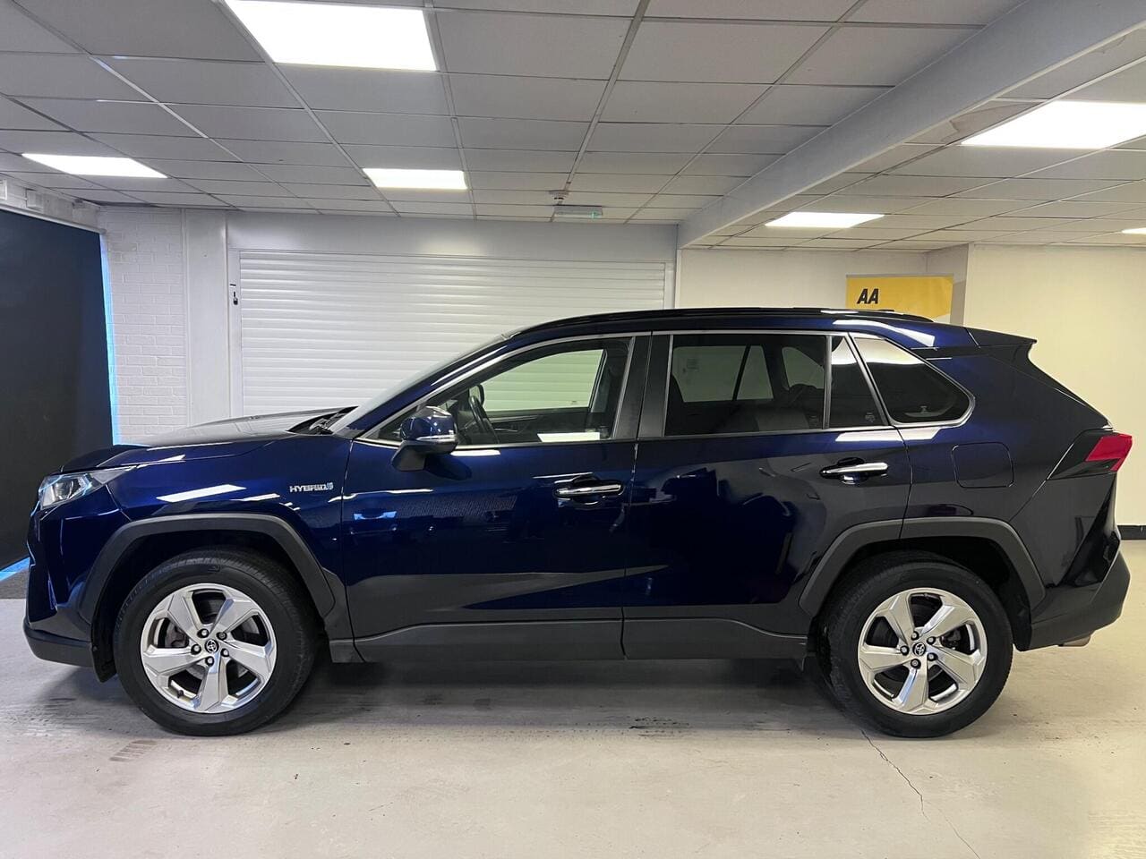 2019 Toyota RAV4, side left (photo 8 of 37)