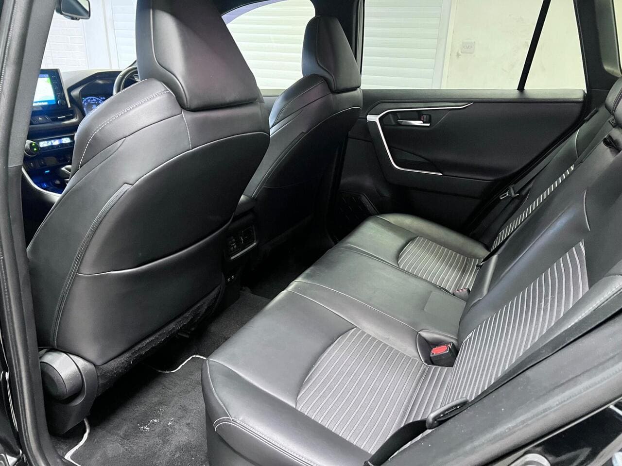 2021 Toyota RAV4, seats rear (photo 29 of 38)