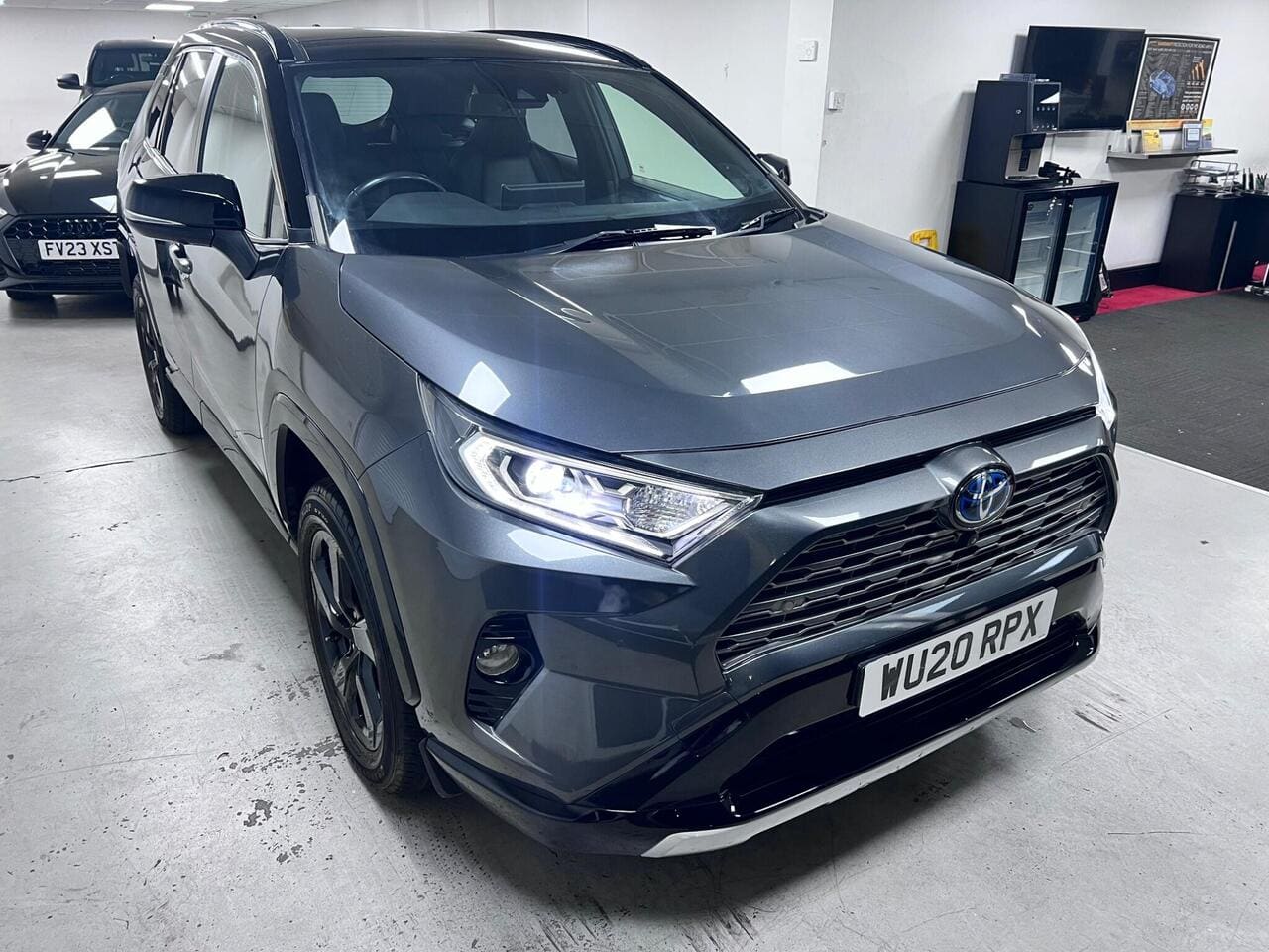 2020 Toyota RAV4, front right (photo 8 of 43)