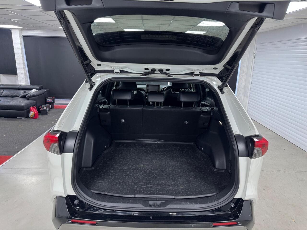 2022 Toyota RAV4, boot (photo 7 of 36)
