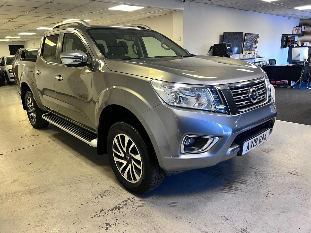 2019 Nissan Navara, front right (photo 3 of 33)