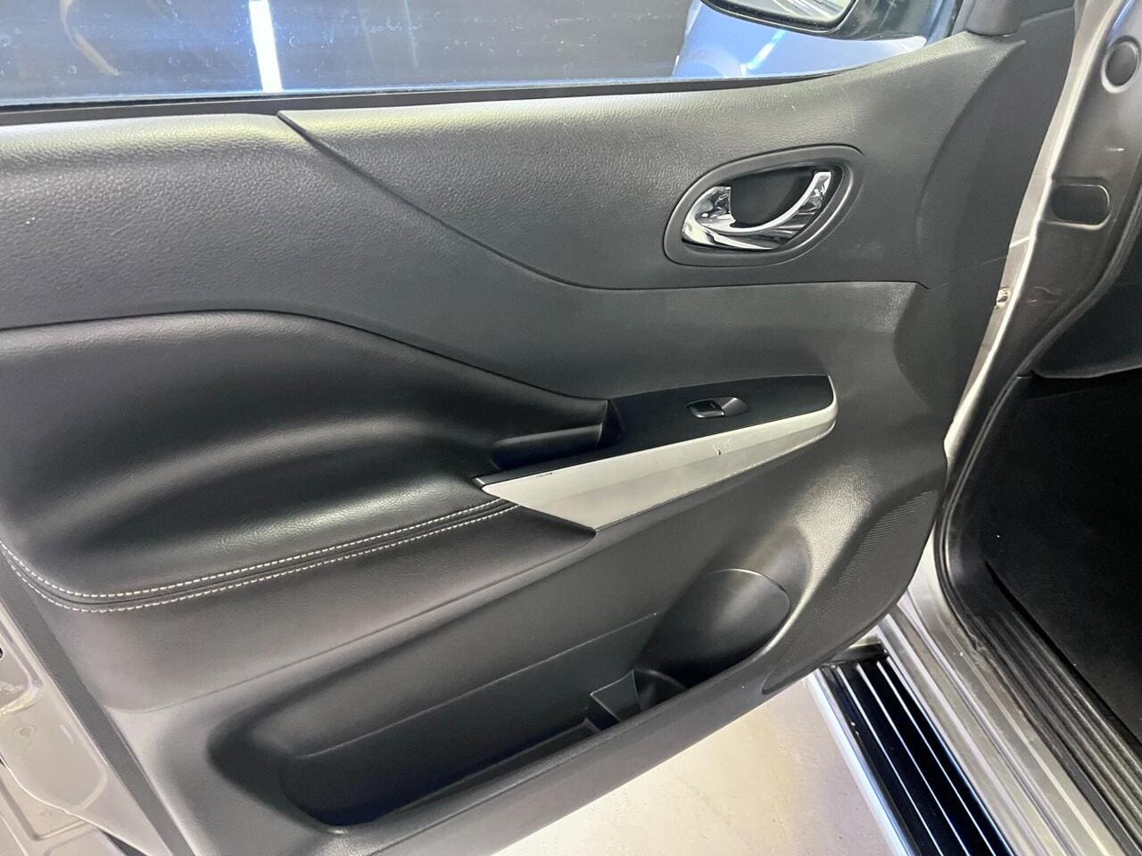 2019 Nissan Navara, door interior (photo 14 of 33)
