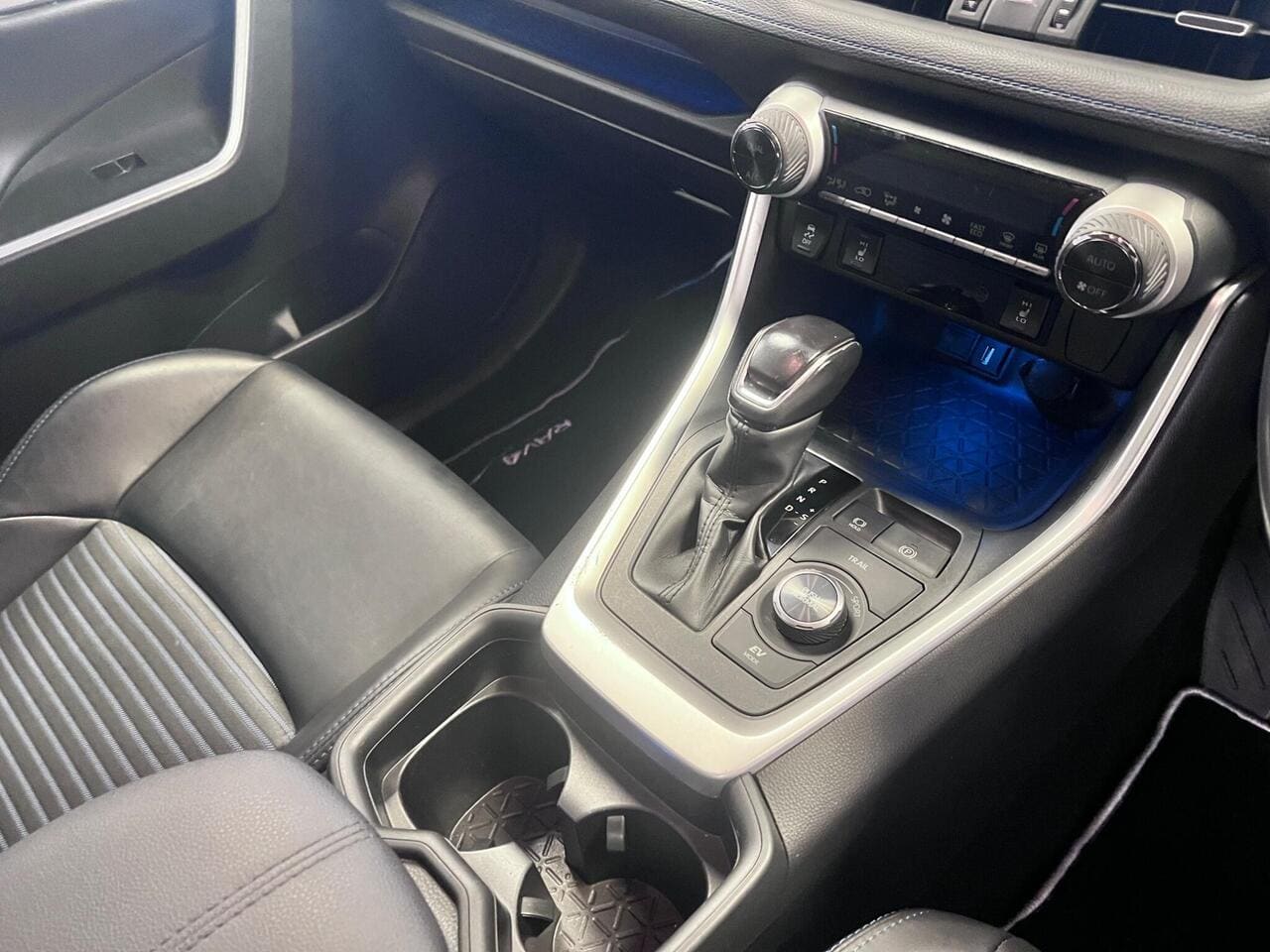 2020 Toyota RAV4, interior front (photo 36 of 49)