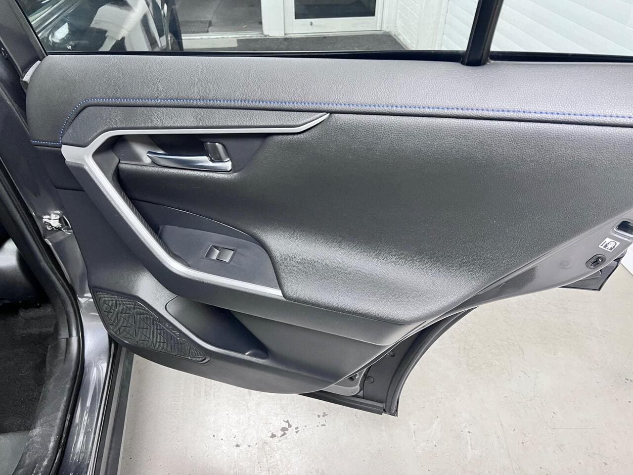 2020 Toyota RAV4, door interior (photo 20 of 43)