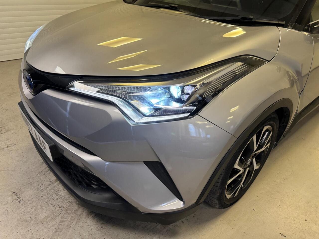 2017 Toyota C-HR, lights front (photo 28 of 31)