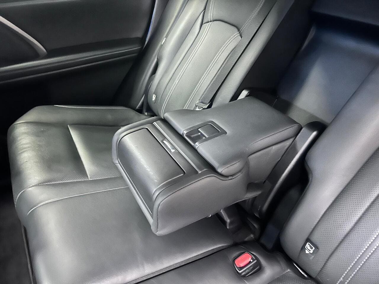 2020 Lexus RX, seats rear (photo 19 of 45)