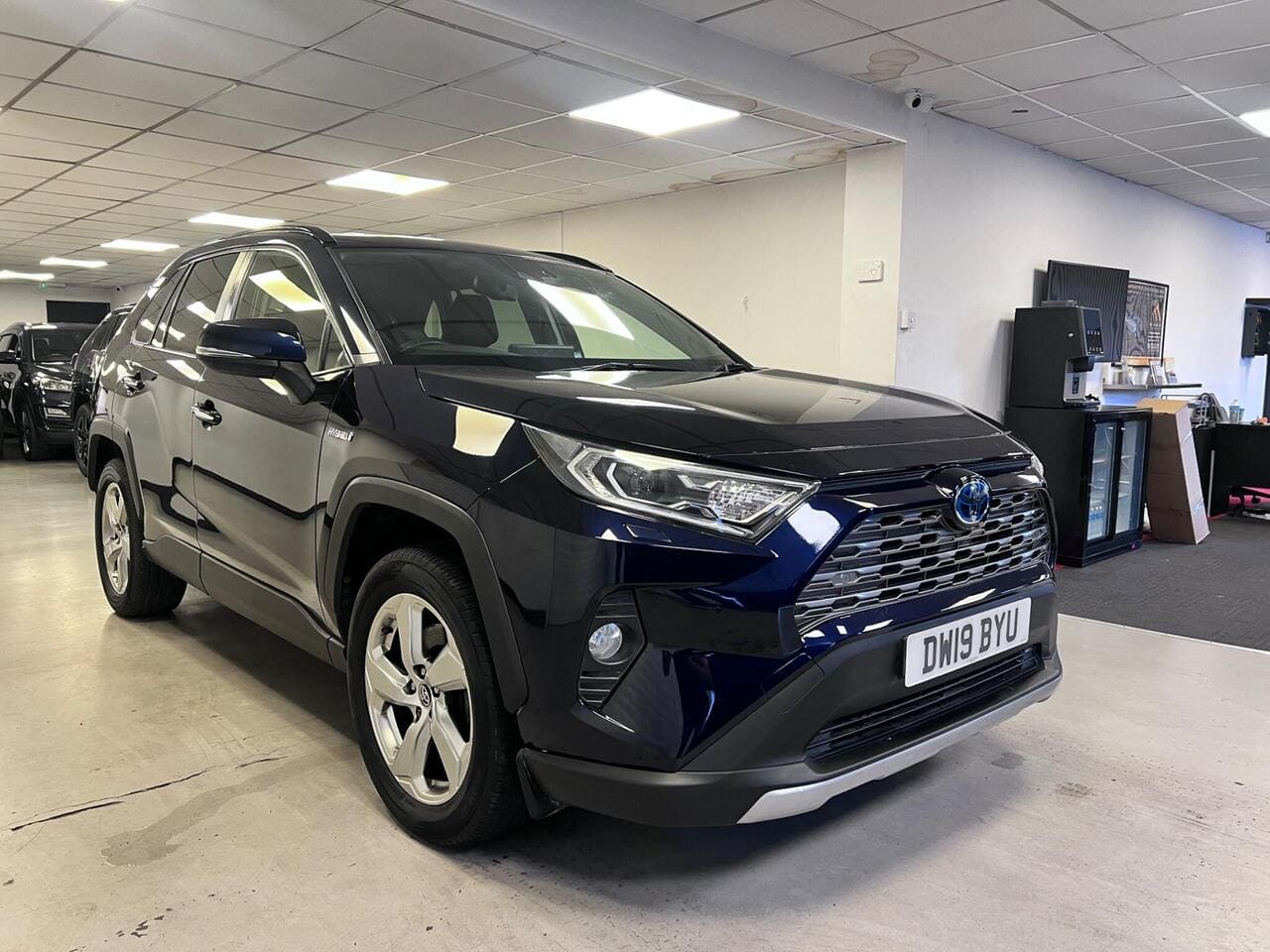 2019 Toyota RAV4, front right (photo 3 of 37)