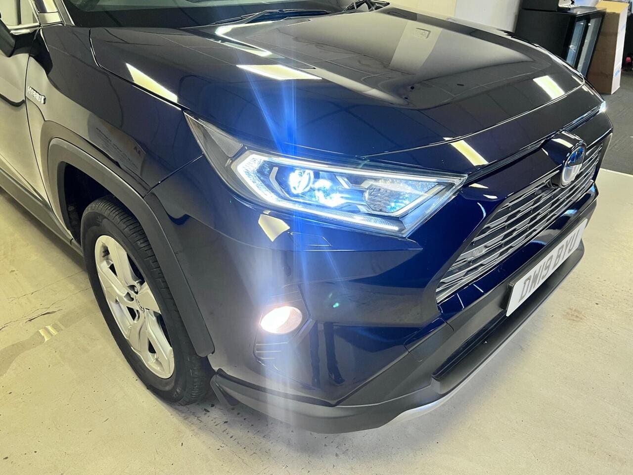 2019 Toyota RAV4, lights front (photo 10 of 37)