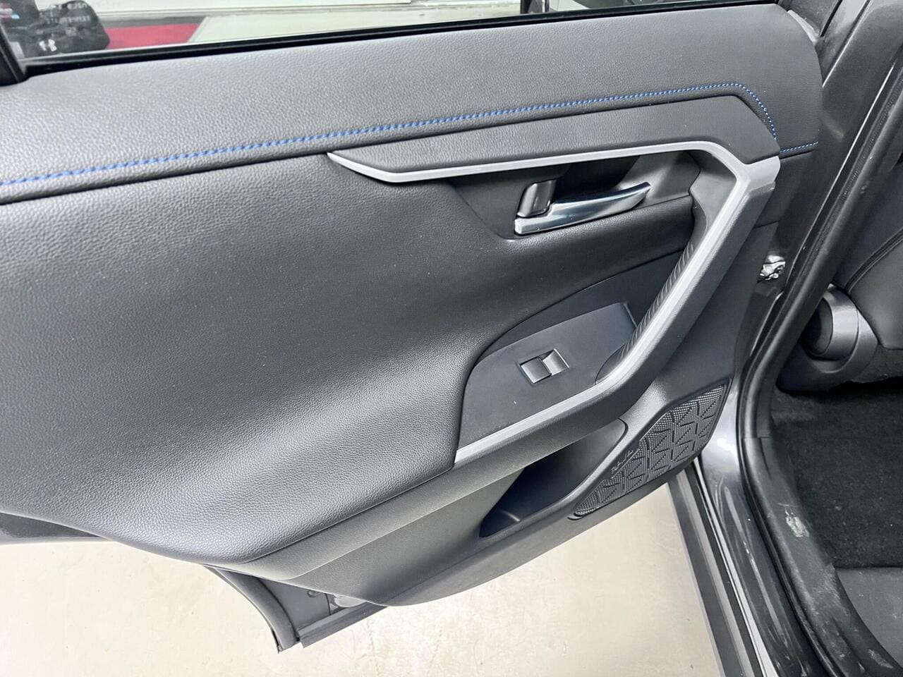 2020 Toyota RAV4, misc controls (photo 17 of 43)