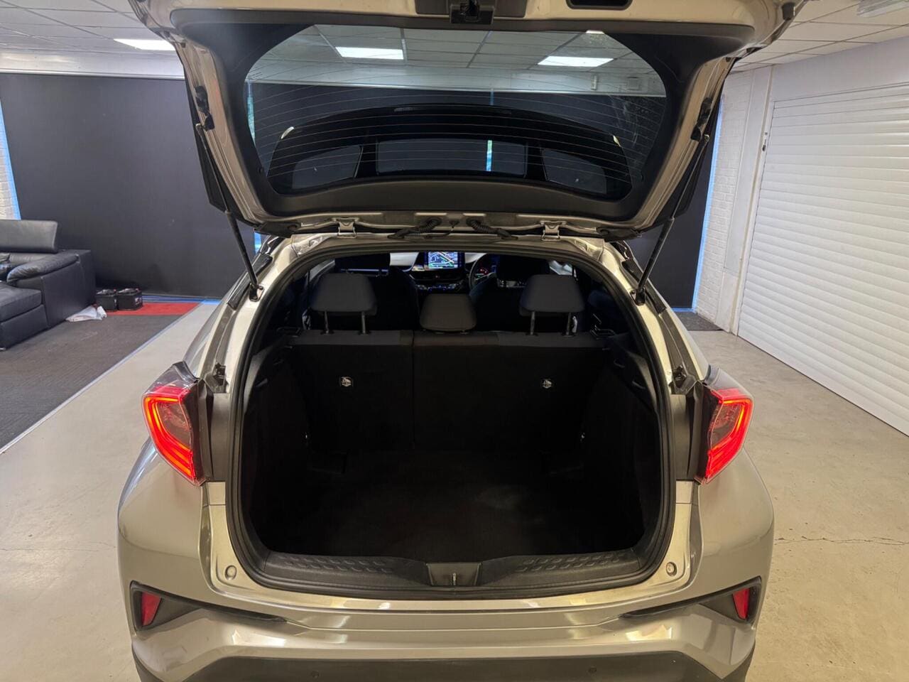 2017 Toyota C-HR, boot (photo 25 of 31)